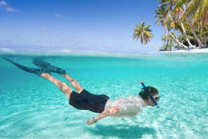 Man snorkelling in tropical ocean, symbolising freedom from glasses after implantable collamer lens surgery